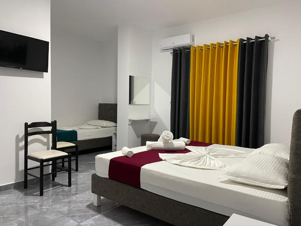 卡萨米尔Hotel SEADEL的一间卧室配有床和黄色窗帘