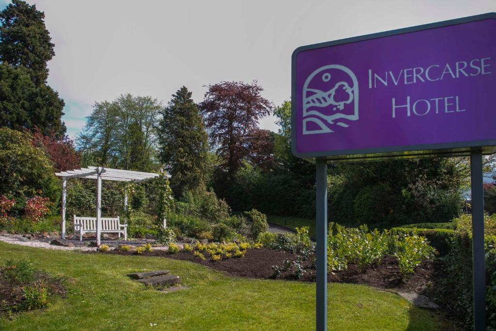 邓迪Invercarse Hotel Dundee, BW Signature Collection的花园前的标志,带长凳