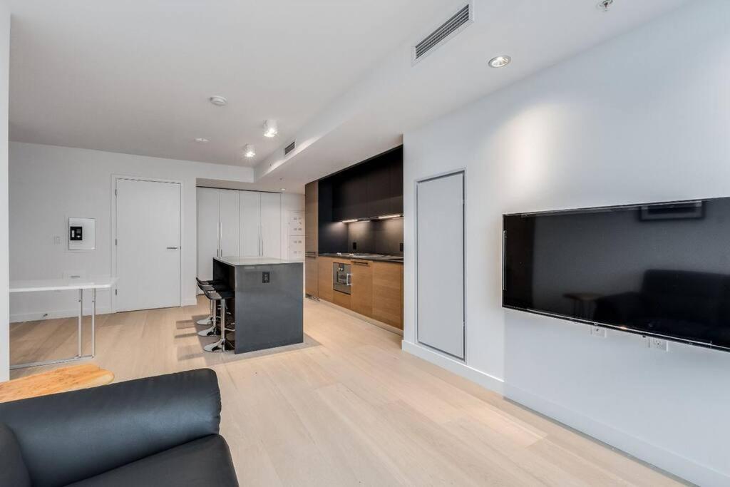 Modern studio in Downtown Vancouver的电视和/或娱乐中心