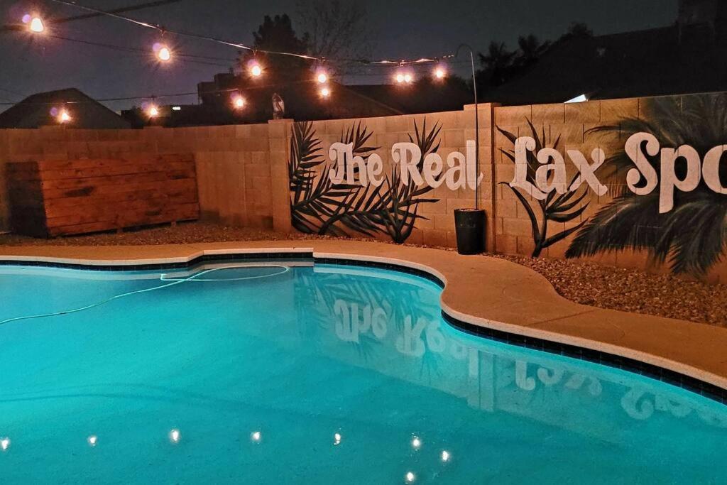 坦培Tempe ASU, Summer Spot with Heated Pool, Gameroom的涂鸦墙前的游泳池