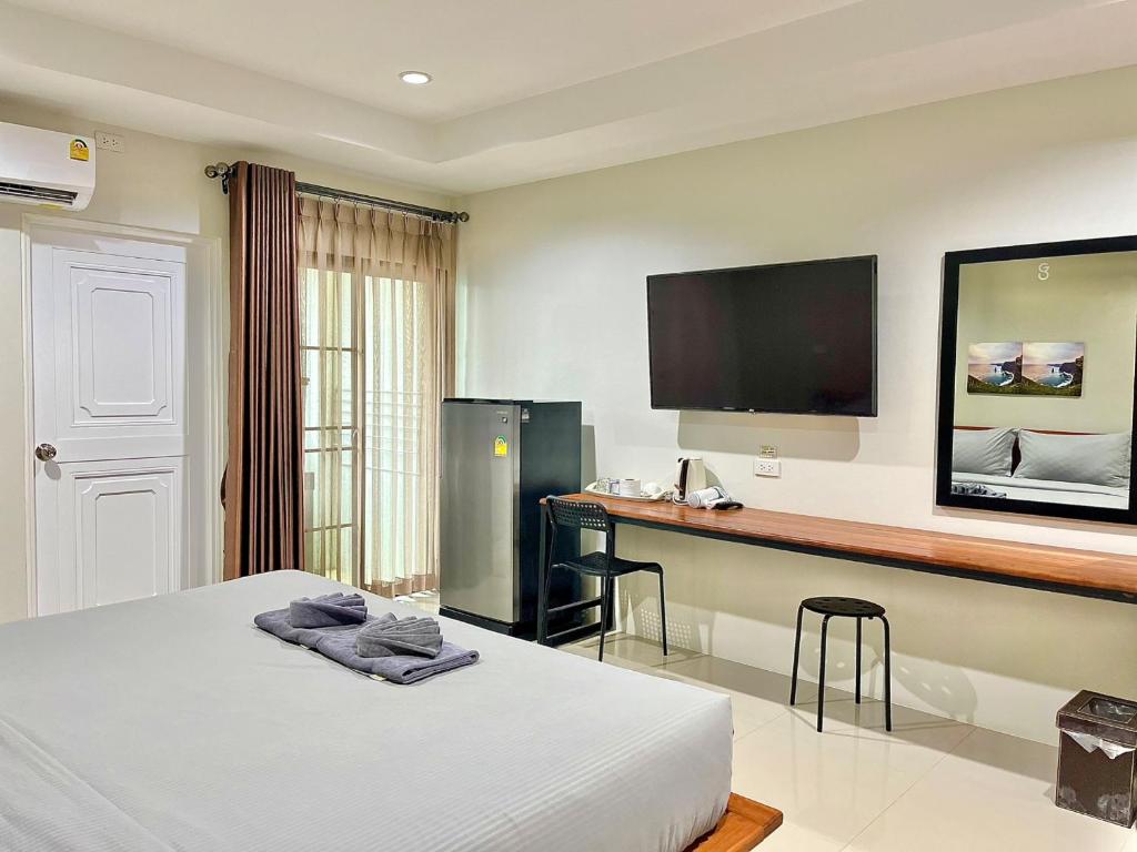 素辇府The Gun Hotel 8的酒店客房配有一张床、一张书桌和一台电视。