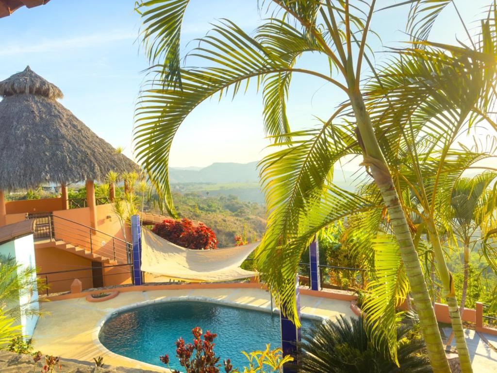 Cerrito Encantado! Hidden Escape with Amazing Views的一个带游泳池和棕榈树的度假村