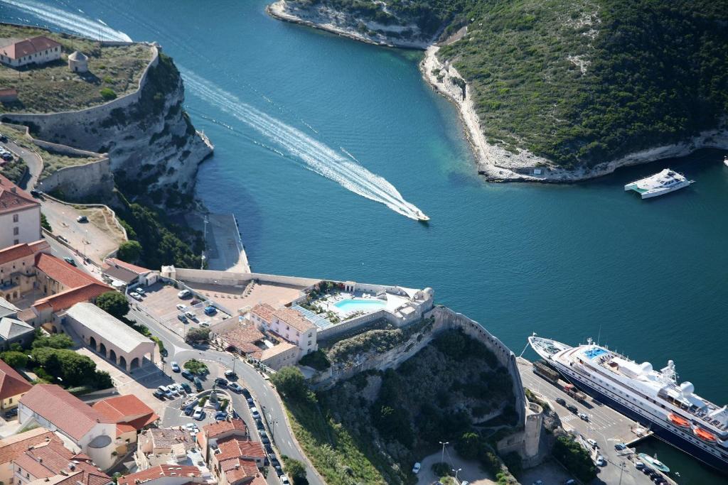 博尼法乔Hotel Spa Genovese的海港的空中景色,水中有船只