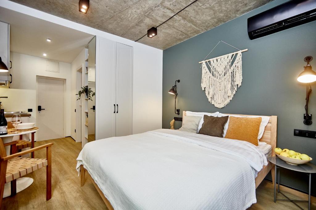 敖德萨City Rooms Arcadia Self Check-In的卧室配有一张白色的大床和一张桌子