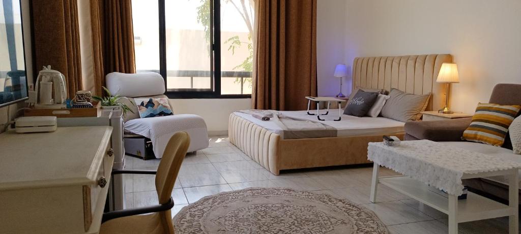 迪拜Jumeirah Beach Villa的酒店客房设有床和客厅。