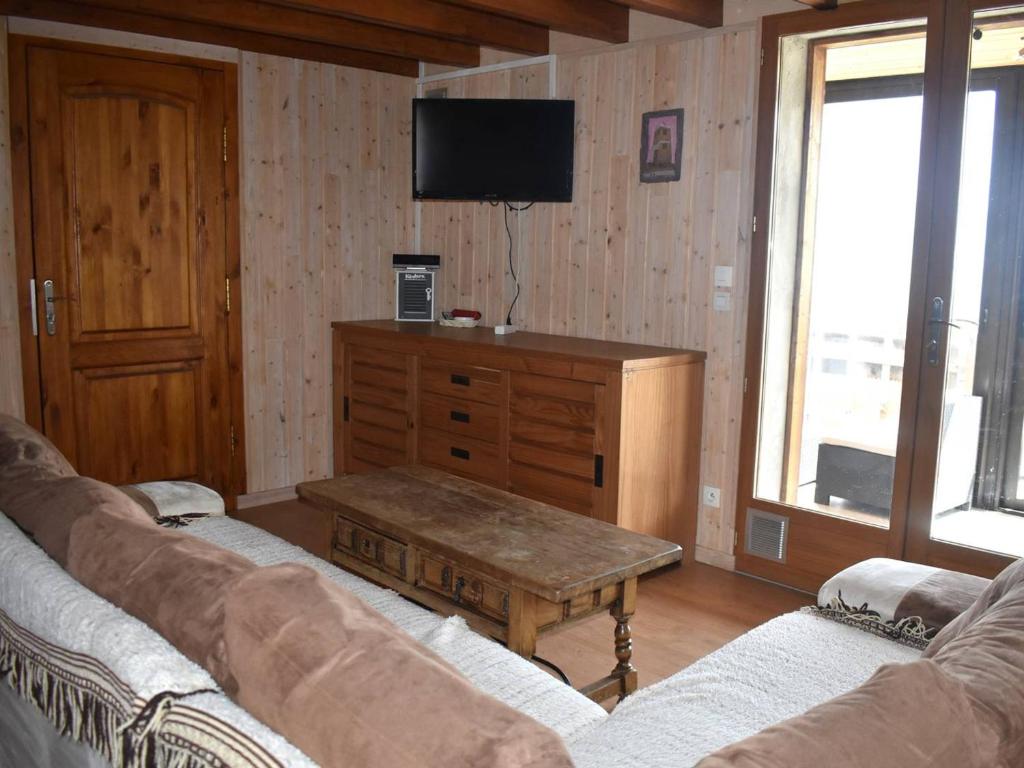 丰罗默奥代洛维亚Chalet Font-Romeu-Odeillo-Via, 4 pièces, 8 personnes - FR-1-580-10的带沙发、桌子和电视的客厅