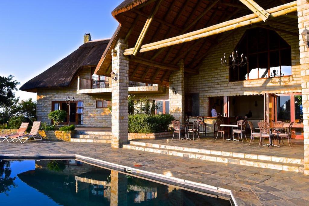 香槟谷Inkungu Lodge的一座带庭院和游泳池的房子