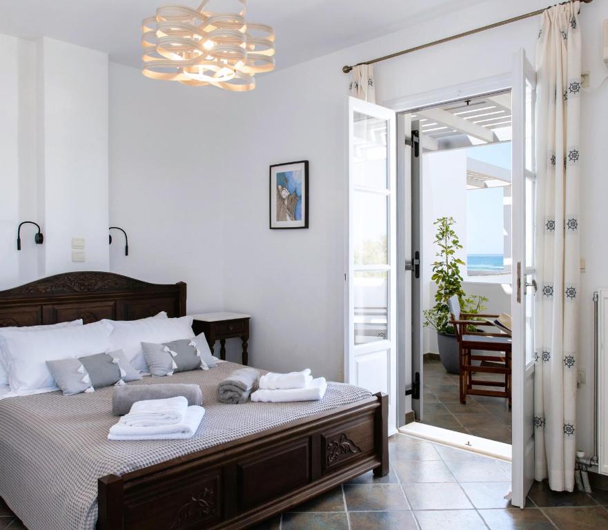 布拉卡Sea Lilies Suites的一间卧室配有一张床,上面有两条毛巾