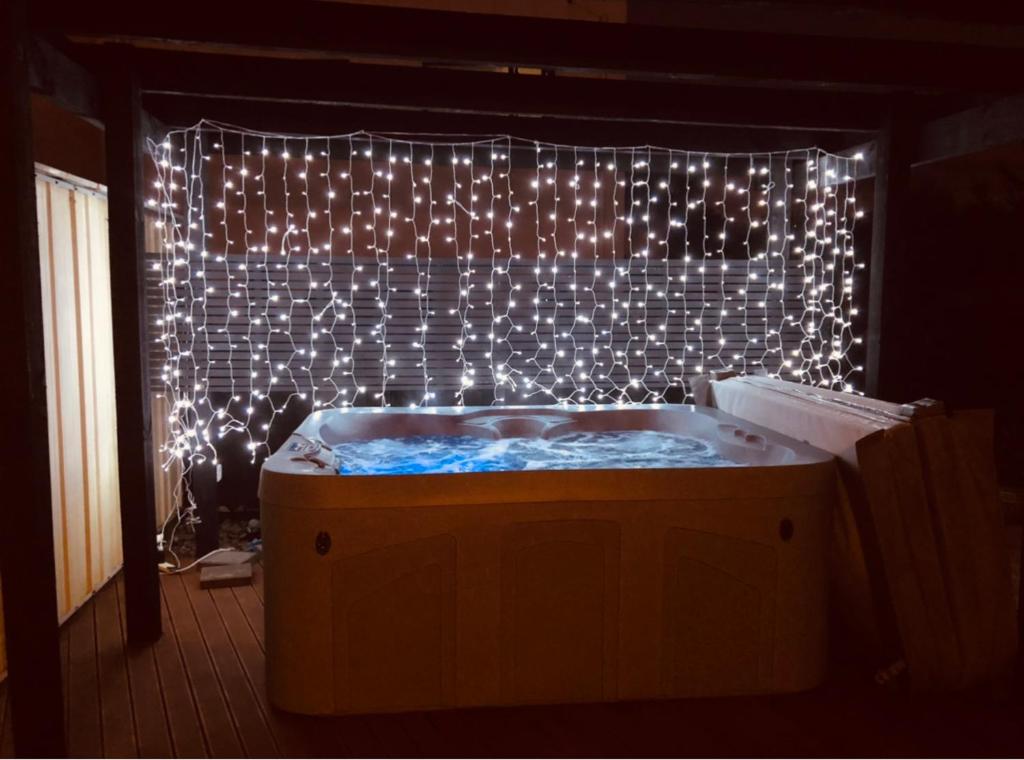 帕拉帕拉乌姆海滩Observation Holiday Home的客房内的浴缸配有圣诞灯