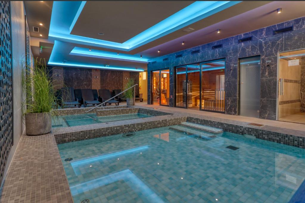 锡尔沃斯瓦里德维拉公园潘兹奥旅馆的蓝色天花板房子内的游泳池
