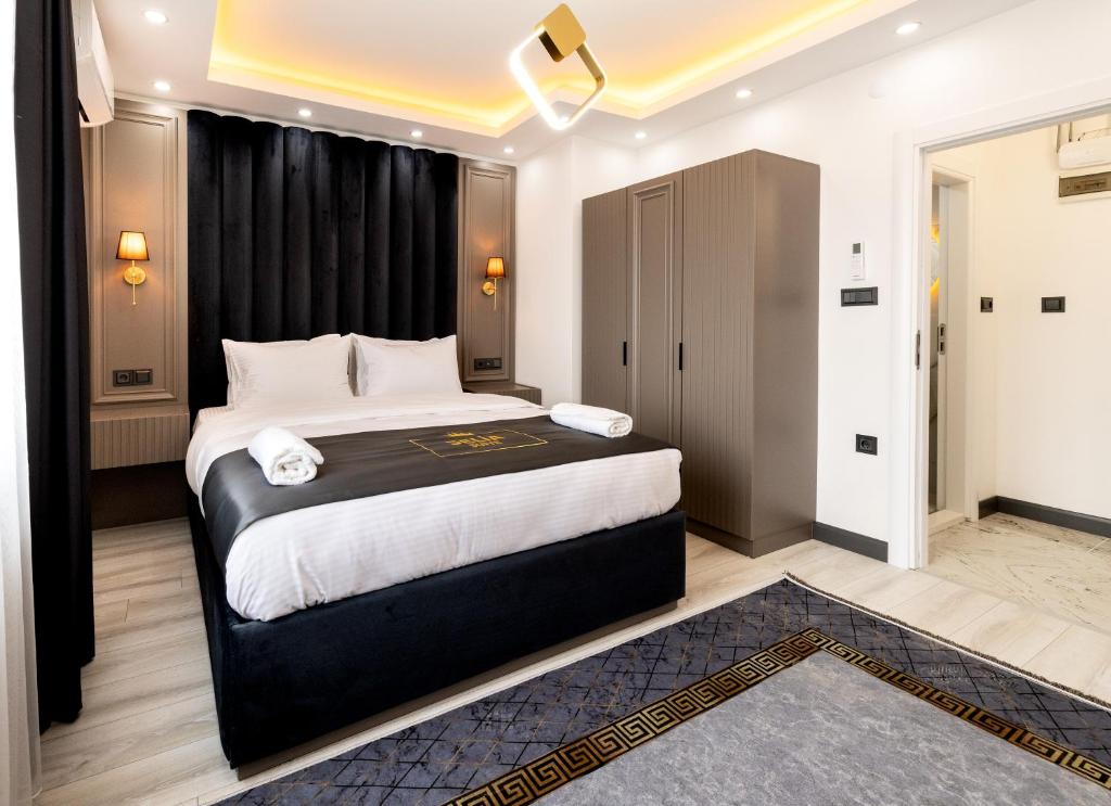 特拉布宗Selia SUİTES的一间卧室配有一张大床和黑色窗帘