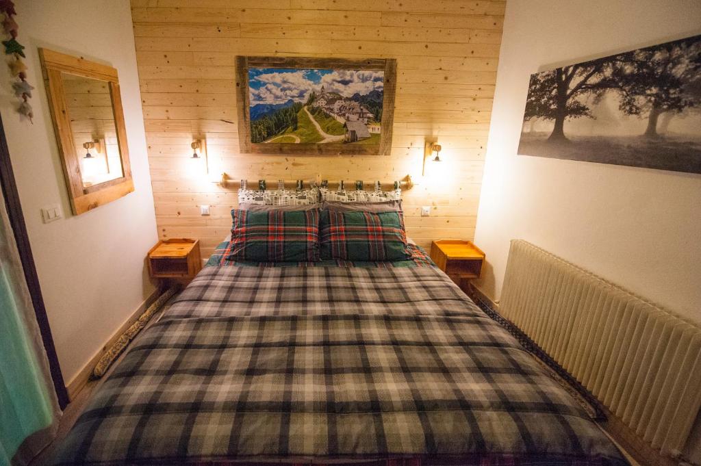塔尔维西奥A casa di Gerry的一间卧室配有一张大铺位床。