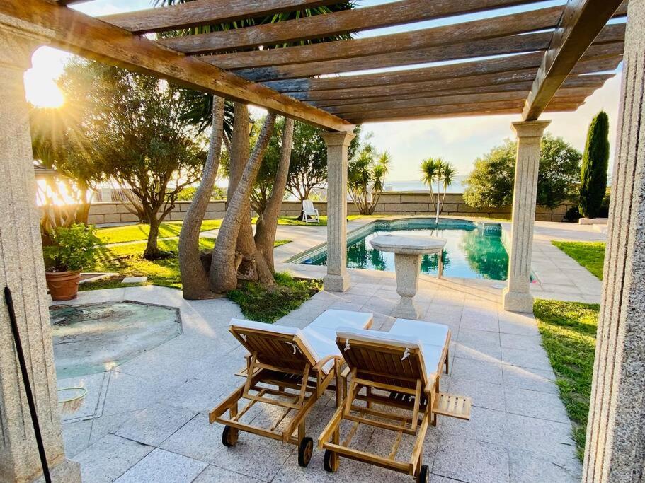 维戈Villa overlooking Cies Islands的一个带桌椅的庭院和一个喷泉