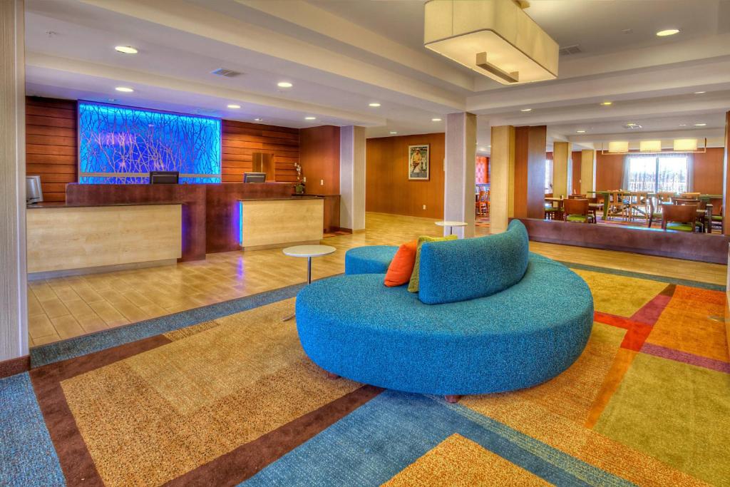 爱德蒙爱德蒙万豪费尔菲尔德客栈及套房酒店的中间设有蓝色椅子的大型大堂