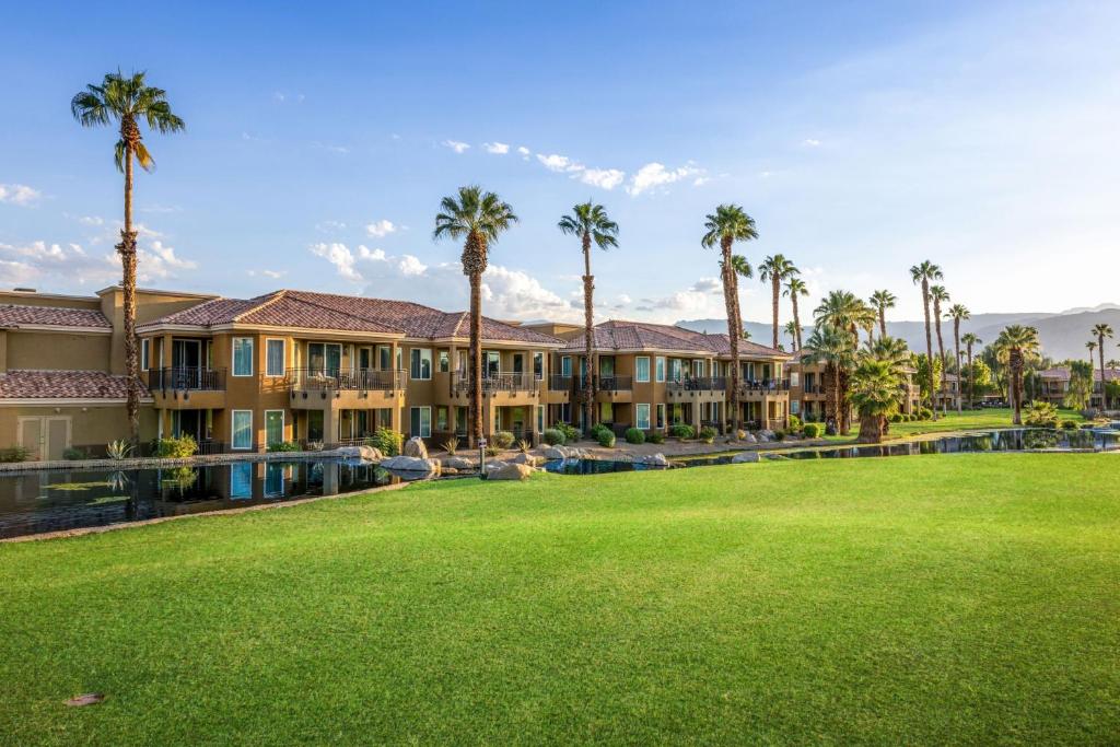 棕榈荒漠沙漠泉万豪别墅酒店的棕榈树大院子和公寓