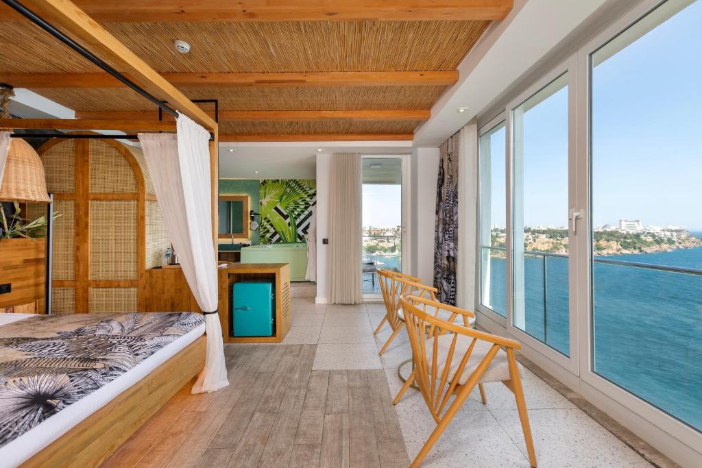 安塔利亚Afflon Hotels Sea Hill Concept的海景卧室