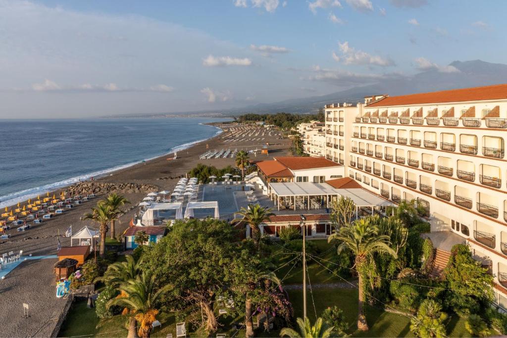 贾迪尼-纳克索斯Delta Hotels by Marriott Giardini Naxos的享有酒店和海滩的空中景致