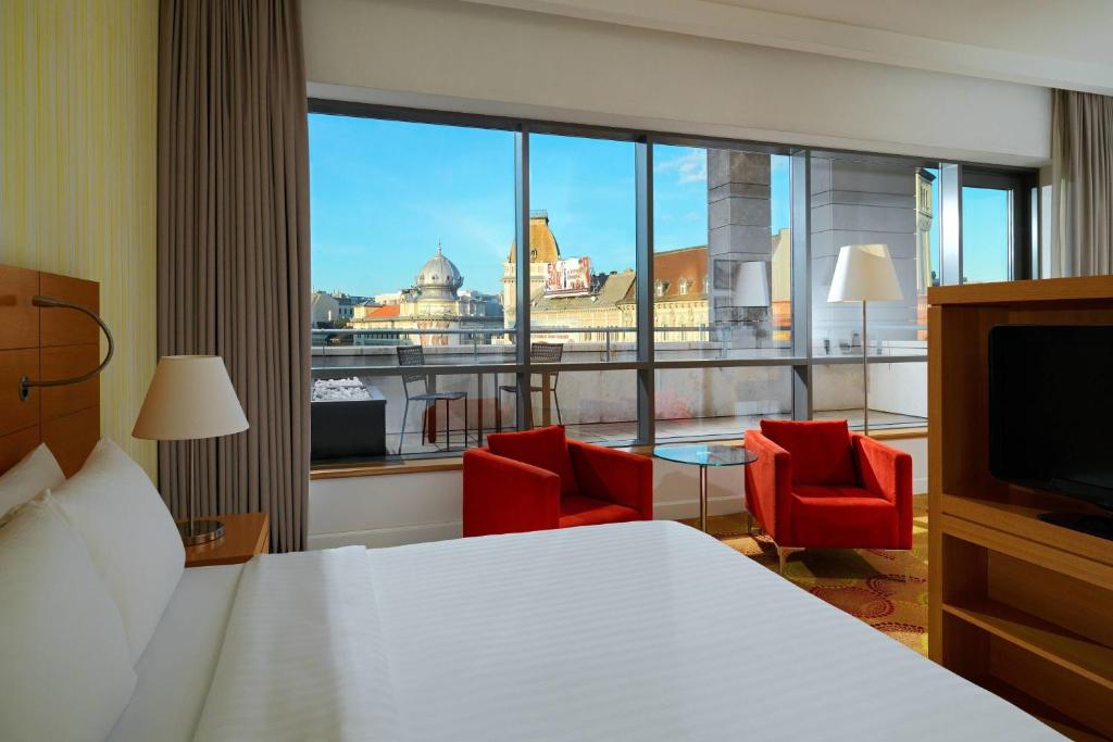 布达佩斯布达佩斯市中心万豪庭院酒店的酒店客房设有一张床和一个大窗户