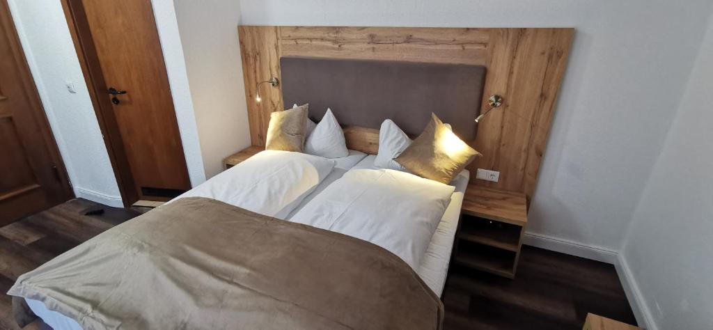 索尔陶索尔陶尔海德花园酒店的一间卧室配有带白色床单和金色枕头的床。