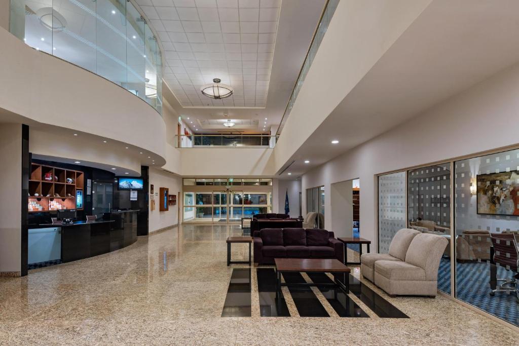 蒙特雷蒙特雷林达维斯塔福朋喜来登酒店的大楼内一个带沙发和椅子的大堂