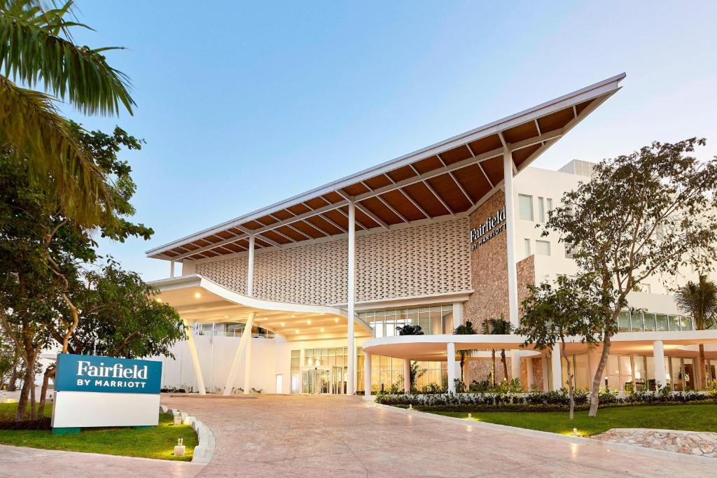 坎昆Fairfield Inn & Suites by Marriott Cancun Airport的前面有标志的建筑