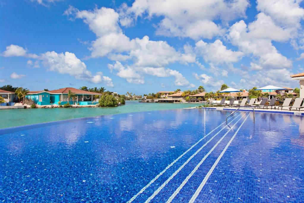Courtyard by Marriott Bonaire Dive Resort内部或周边的泳池