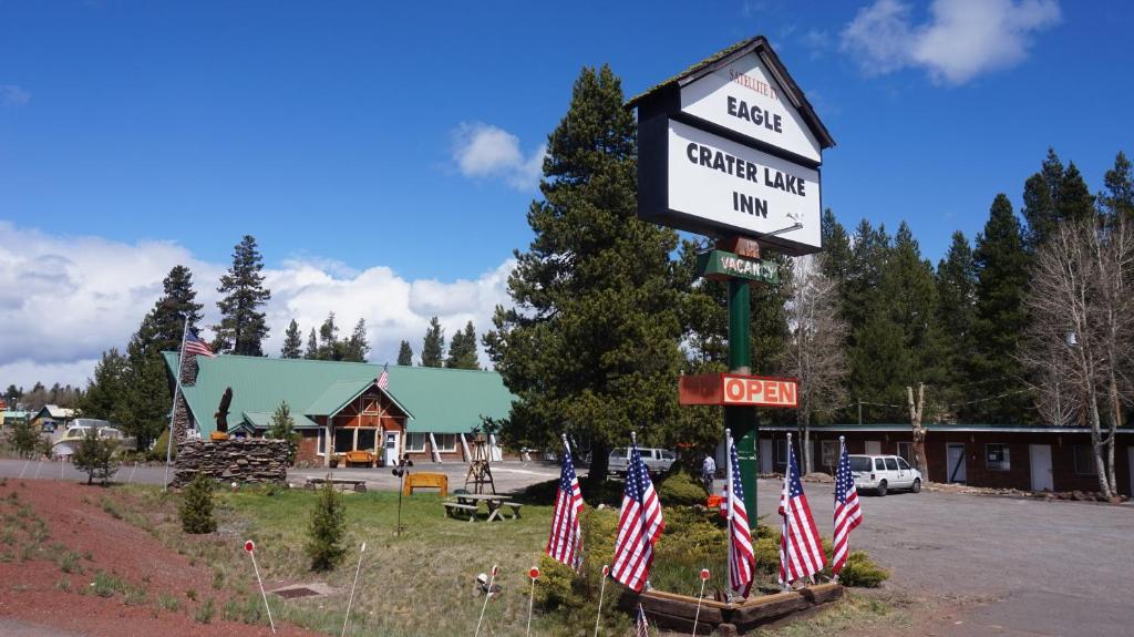 切马尔特鹰火山湖酒店的悬挂美国国旗的加油站标志