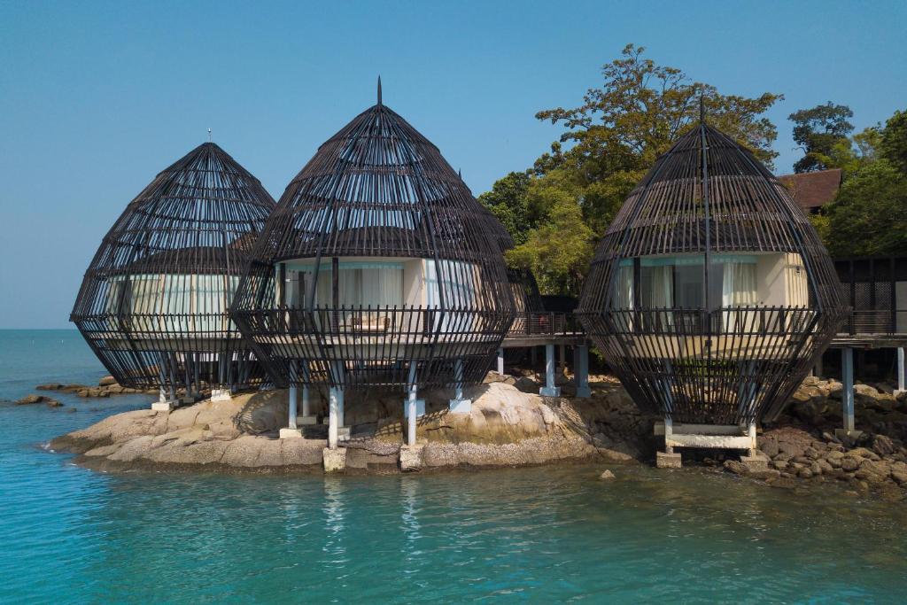 立咯海滩兰卡威丽思卡尔顿酒店的水中一个小岛上的三所房子