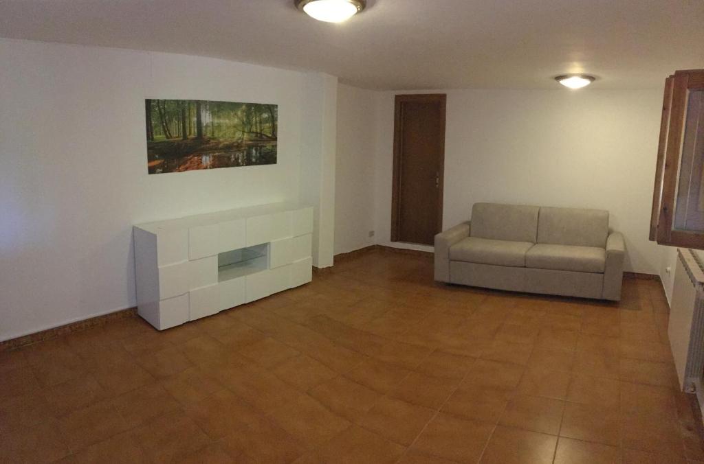 卡斯蒂利翁切洛Appartamento Bellavista的客厅配有沙发和墙上的绘画