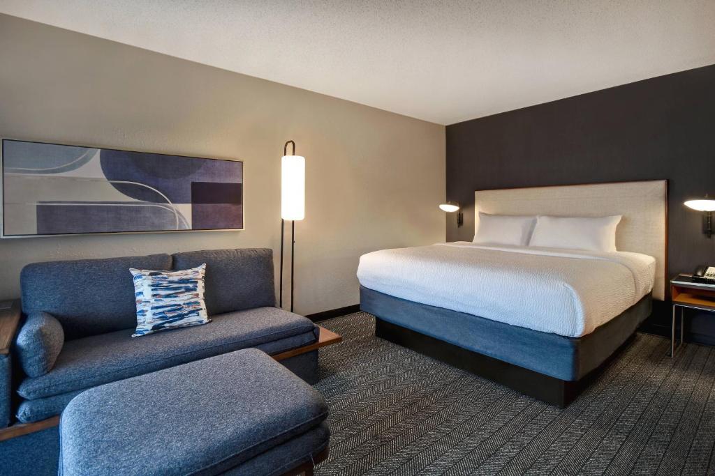 厄兰格辛辛那提机场万怡酒店的配有一张床和一把椅子的酒店客房