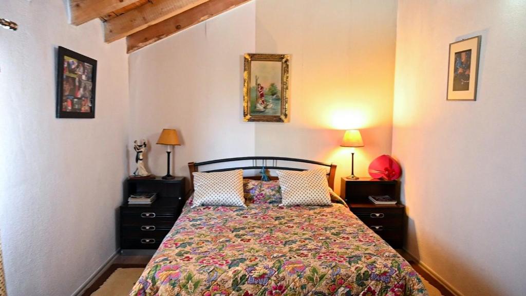 波格拉德茨Vila Topalli的一间卧室配有一张床、两个床头柜和两盏灯。
