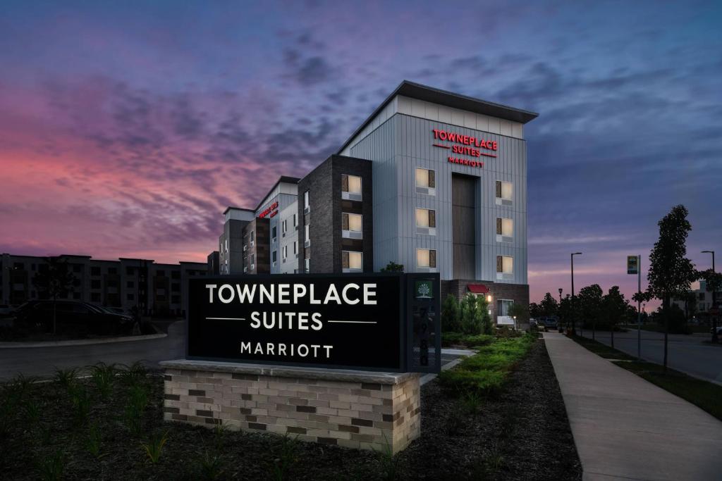 橡树溪TownePlace Suites by Marriott Milwaukee Oak Creek的一座有标志的建筑,上面有读塔桥的标志