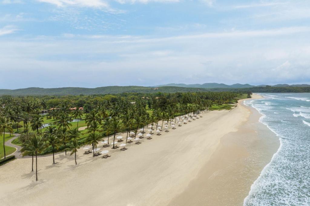 卡乌罗西姆The St. Regis Goa Resort的享有棕榈树海滩和大海的空中景致