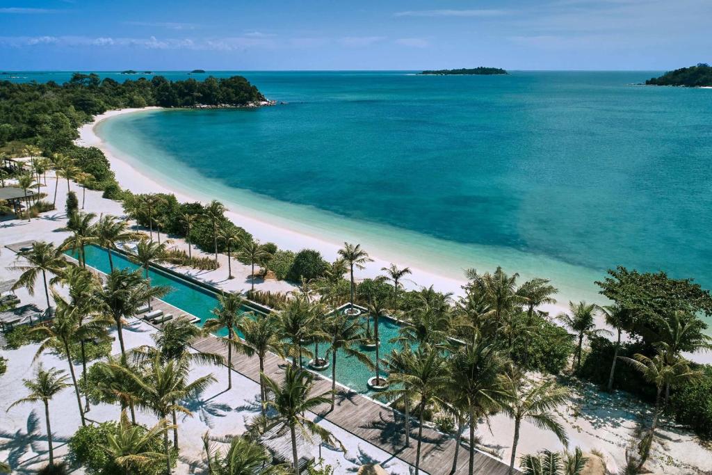 TanjungbingaSheraton Belitung Resort的蓬塔卡纳高级度假村享有海滩的空中景致