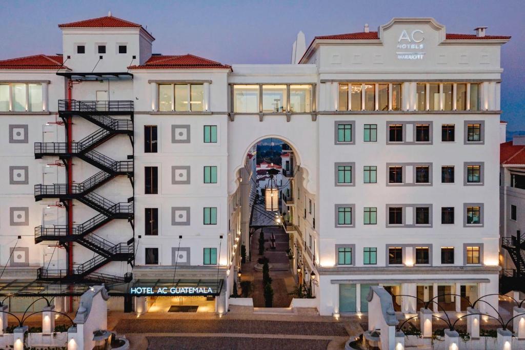 危地马拉AC Hotels by Marriott Guatemala City的一座白色的大建筑,前面有楼梯