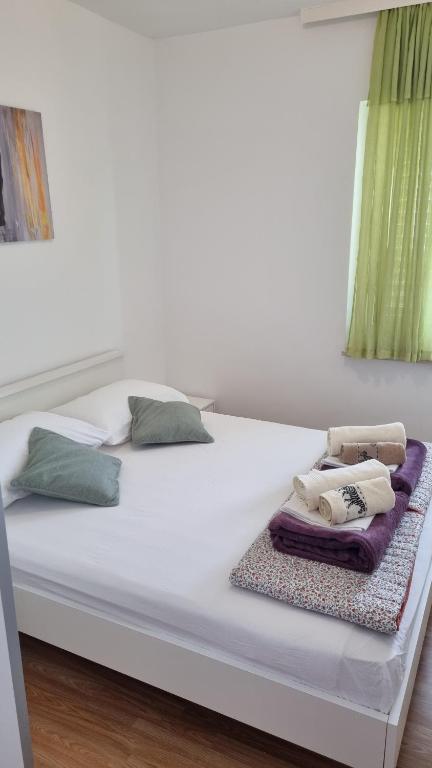 马鲁希奇Villa Silvana Brown的一张带两个枕头的大白色床