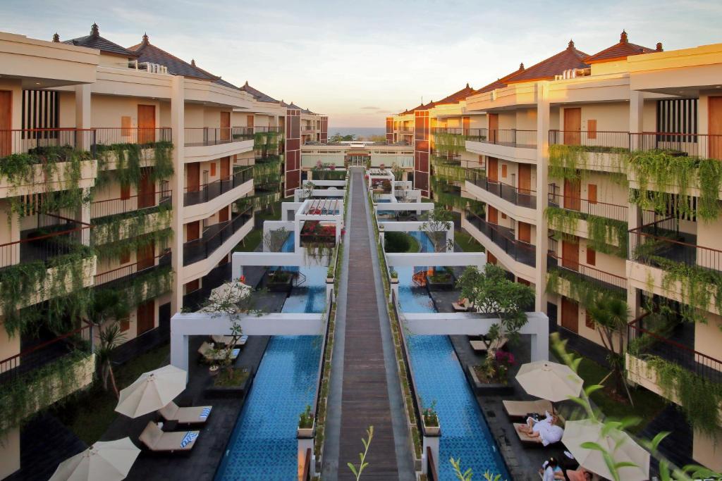 努沙杜瓦VOUK Hotel and Suites Nusa Dua Bali的享有公寓大楼空中美景,设有游泳池
