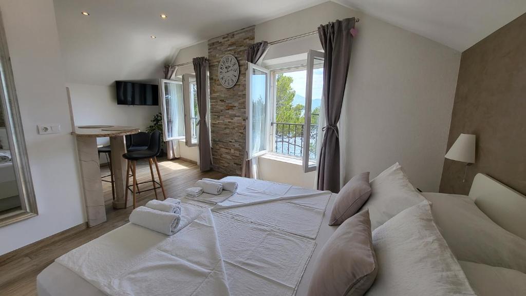 科尔丘拉Old Town Sea Front M&M Apartment Korčula的卧室配有白色的床