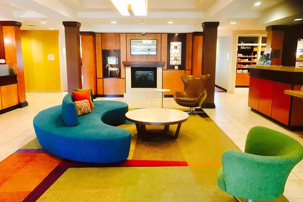 萨克拉门托费尔菲尔德纳特欧玛斯萨克拉门托机场套房旅馆的大堂配有色彩缤纷的椅子和桌椅