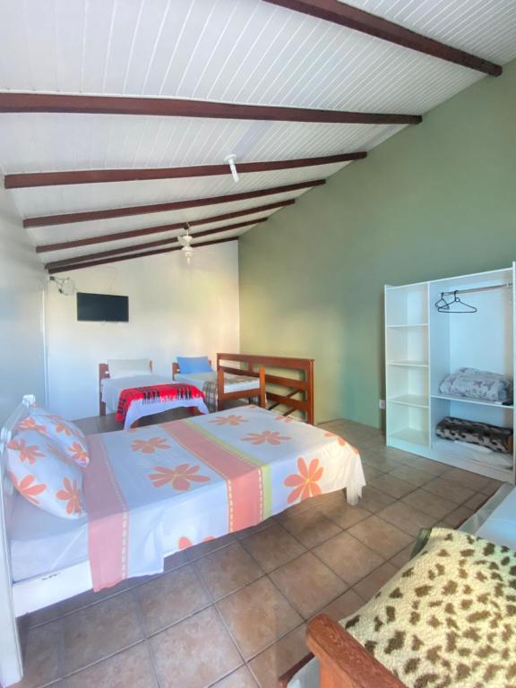 弗洛里亚诺波利斯Barra da Lagoa Guest House的一间卧室,配有两张床