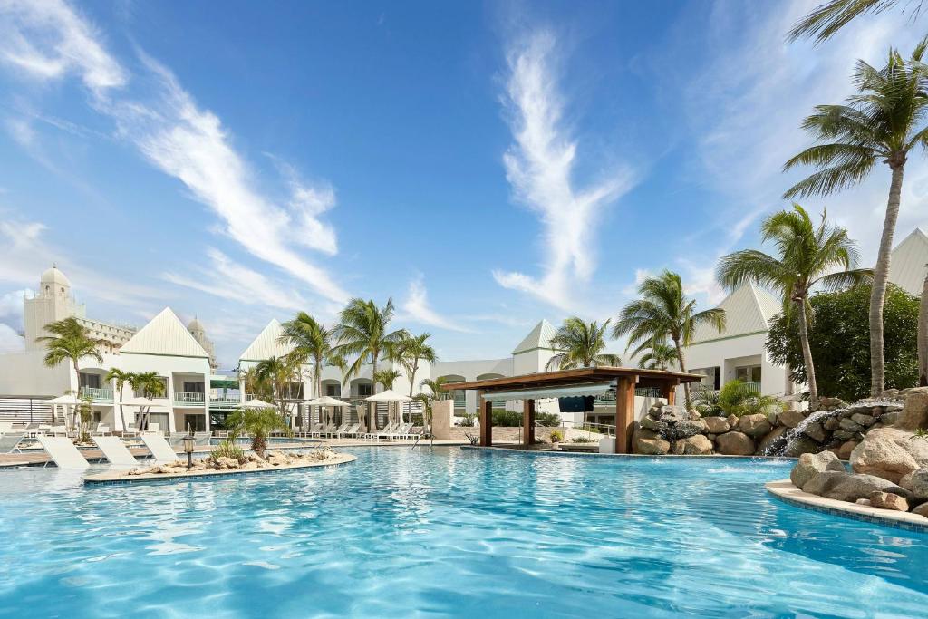 棕榈滩Courtyard by Marriott Aruba Resort的棕榈树度假村的游泳池
