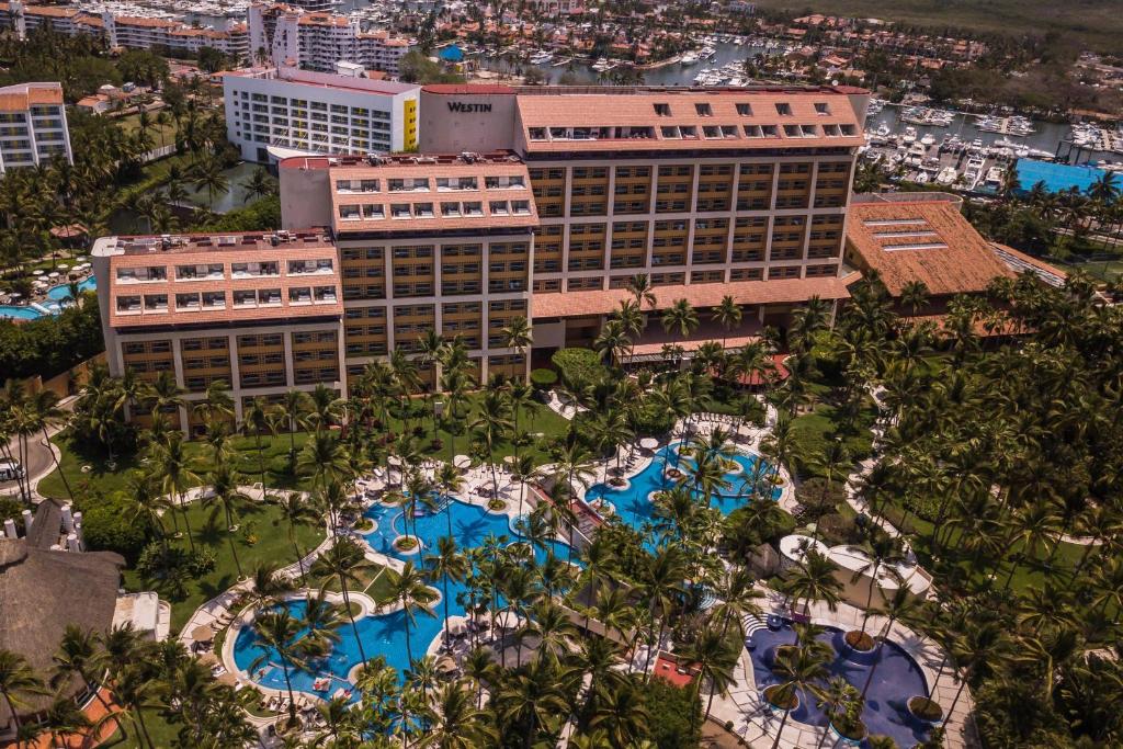 巴亚尔塔港The Westin Resort & Spa, Puerto Vallarta的享有带游泳池和树木的度假村的空中景致