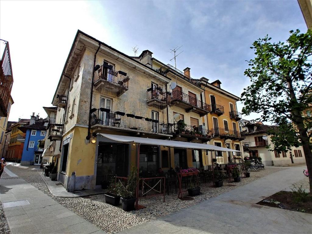 多莫多索拉Ca Bussun的一座古老的建筑,位于城市街道上,设有阳台