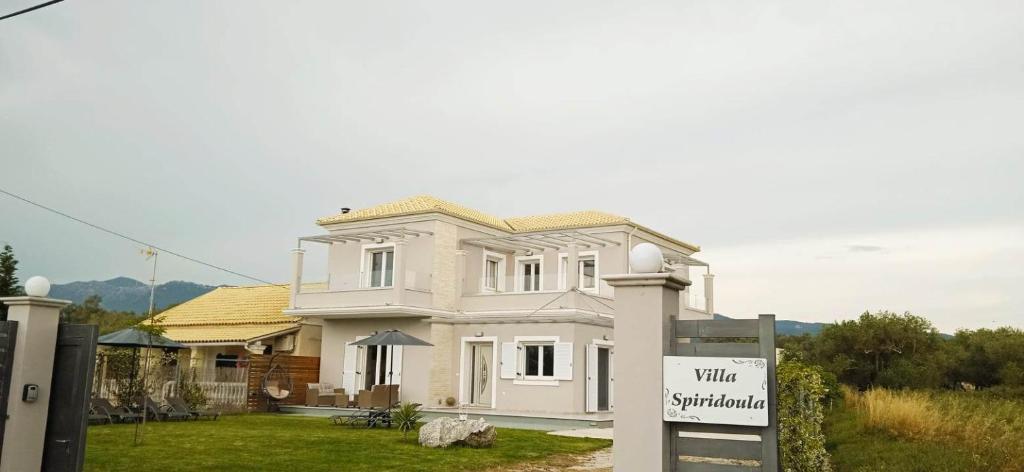 罗达Spiridoula Luxury Villa的前面有标志的白色房子