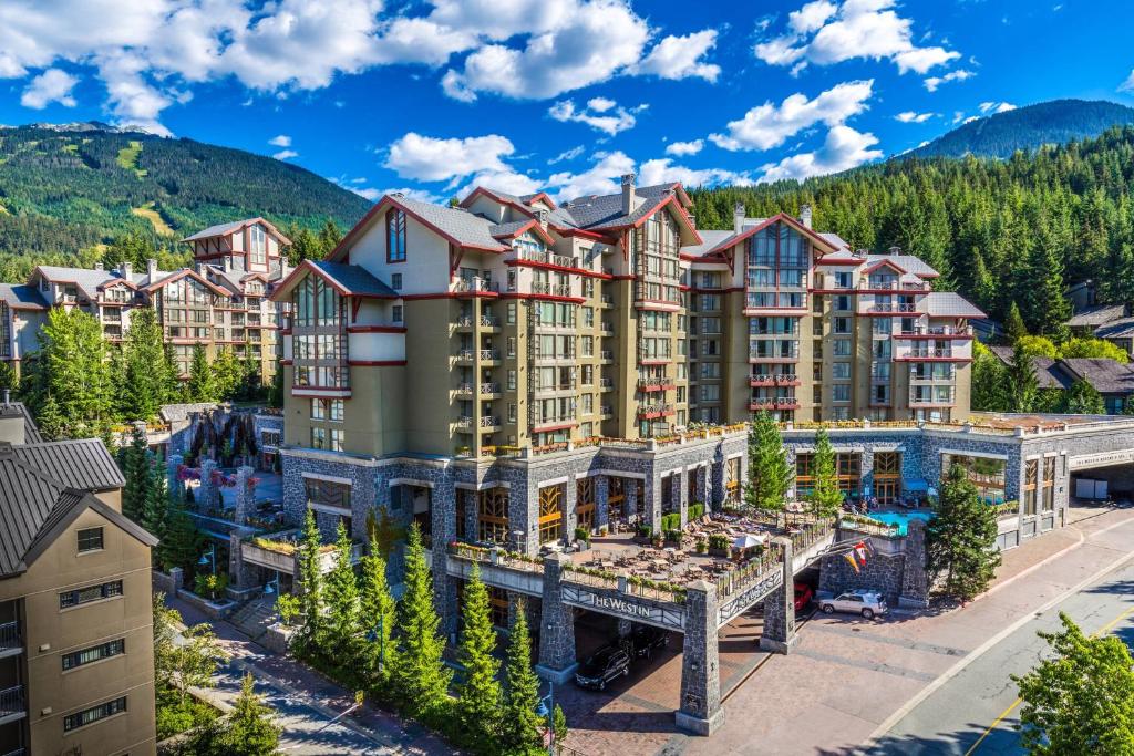 惠斯勒The Westin Resort & Spa, Whistler的享有山区度假胜地的空中景致