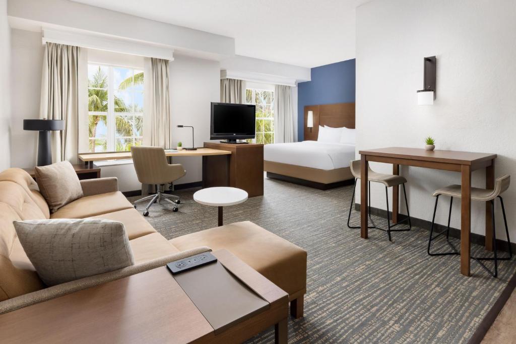 西棕榈滩西棕榈滩酒店的酒店客房设有一张沙发和一张床
