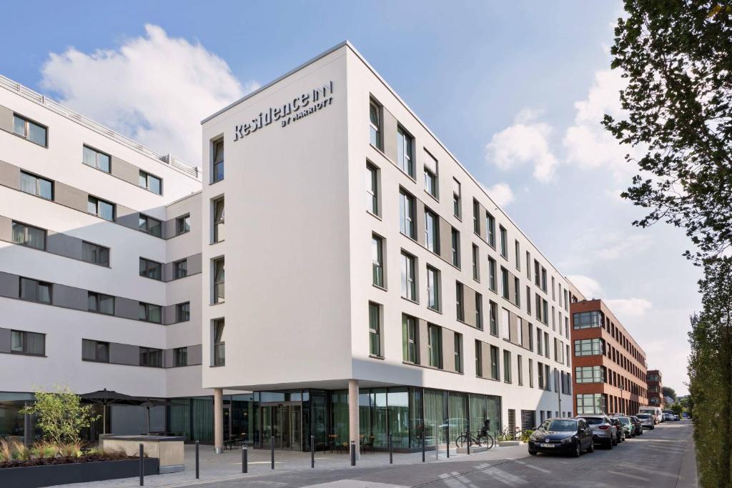 汉堡Residence Inn by Marriott Hamburg Altona的白色的建筑,旁边标有标志