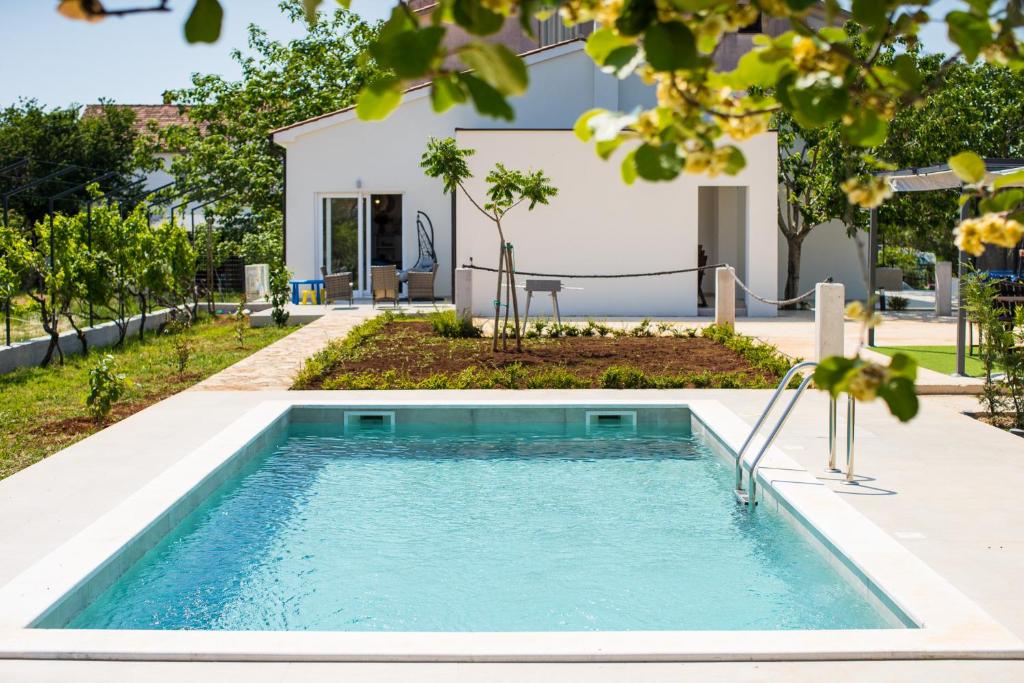 法扎纳Villa Skrila的一座房子后院的游泳池