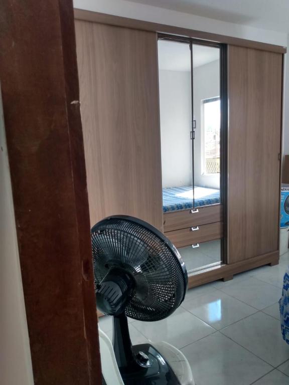 大坎皮纳Apartamento temporada para São joao的一间带卧室的客房内的风扇