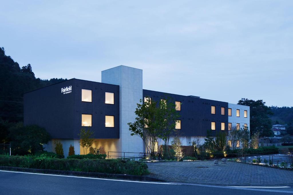 MotegiFairfield by Marriott Tochigi Motegi的街道前有灯的建筑物